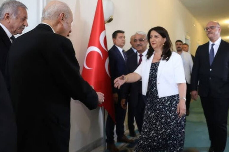 DEM Parti’den MHP’ye ziyaret: Bahçeli, İmralı Heyeti’ni kapıda karşıladı