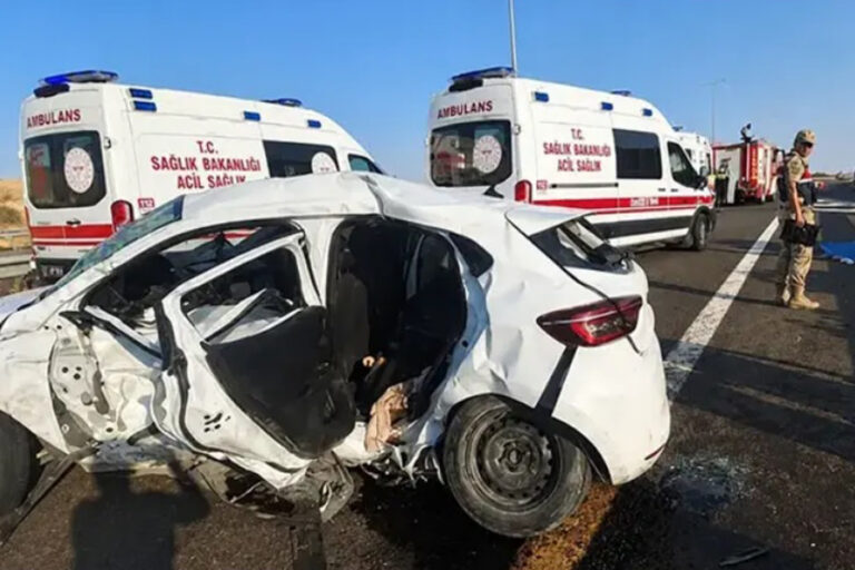 Şanlıurfa’da hafif ticari araç ile otomobil çarpıştı: 2 ölü, 9 yaralı