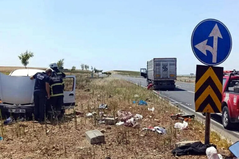 Kamyon ile hafif ticari araç çarpıştı; 2 ölü, 3 yaralı