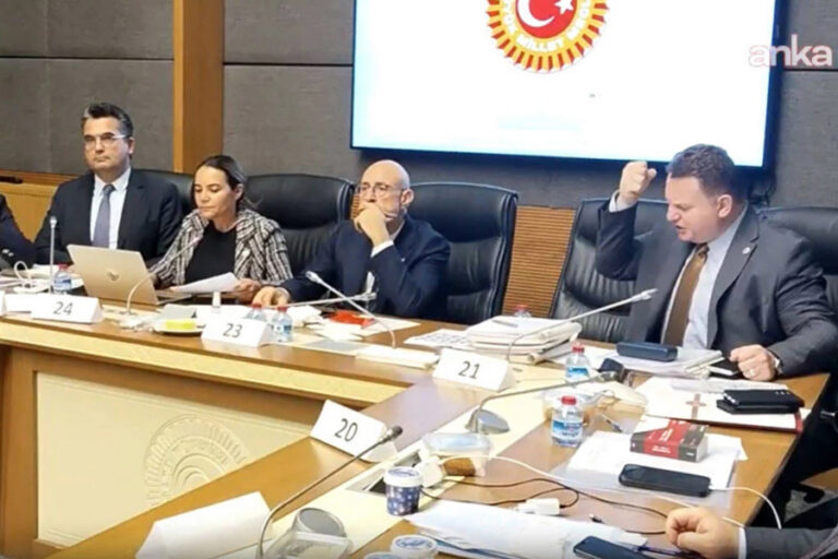 Meclis’te ‘pislik’ tartışması: MHP’li Bülbül masaya yumruk attı, İYİ Partili vekilin üzerine yürüdü