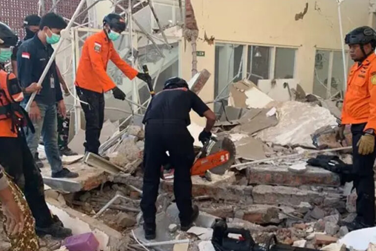 Endonezya’da 7.7 büyüklüğünde deprem