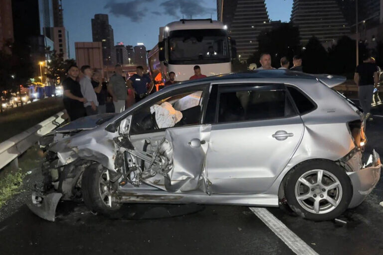 İstanbul’da 11 araçlı zincirleme kaza: 2’si ağır 6 yaralı