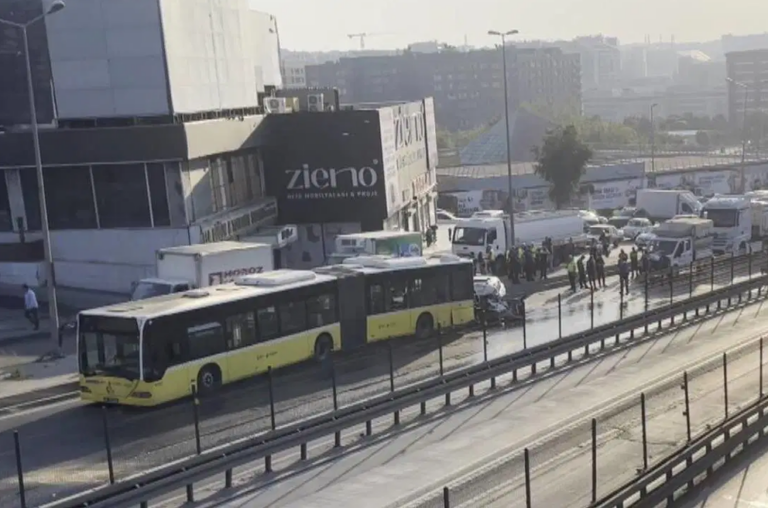 Otomobil, İETT otobüsüne çarptı; 3 kişi hayatını kaybetti