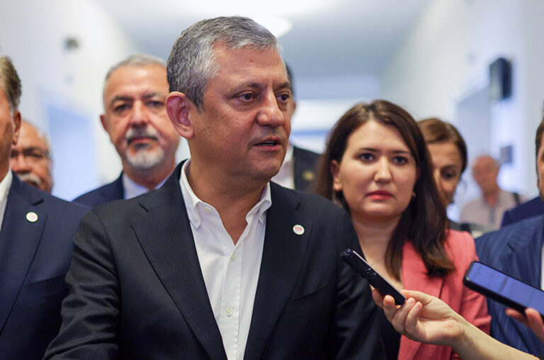 Özgür Özel’den İBB davasına tepki: “Göstermelik bir yargılama bile yapılmıyor”