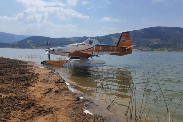 Baraj göletine inen yangın söndürme uçağı yeniden havalanamadı; pilot tahliye edildi
