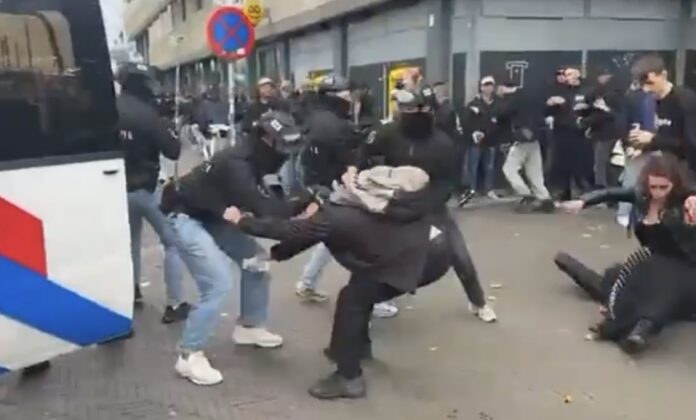 Hollanda’da, aşırı sağcıların eylemine polis müdahale etti.