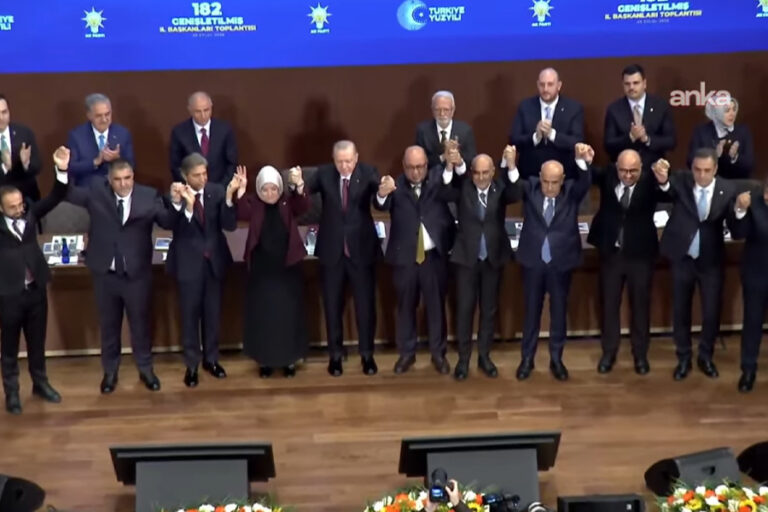 5’i CHP’li, 3’ü Yeniden Refahlı, 1’i İYİ Partili 9 belediye başkanı AKP’ye katıldı