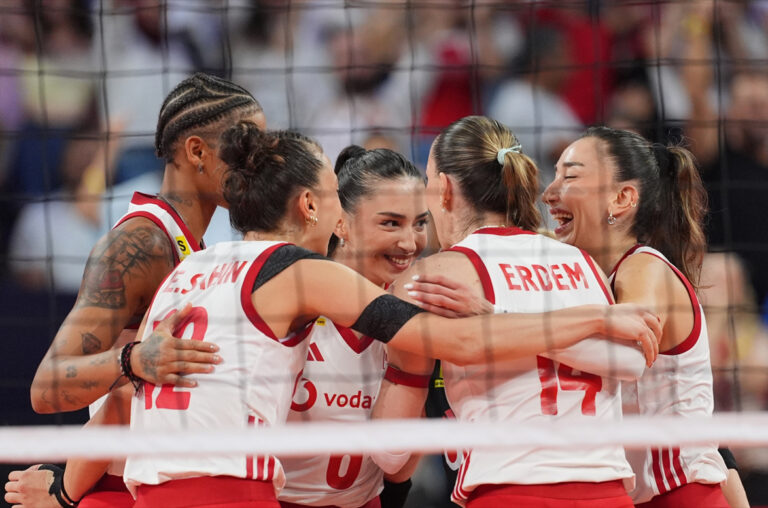Sırbistan’a set vermedi; Filenin Sultanları Avrupa Şampiyonası’nda finalde