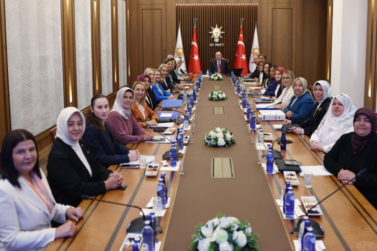 AKP yerel seçimde aday bile çıkarmamıştı: CHP’li Foça Belediye Başkanı AKP’ye geçti
