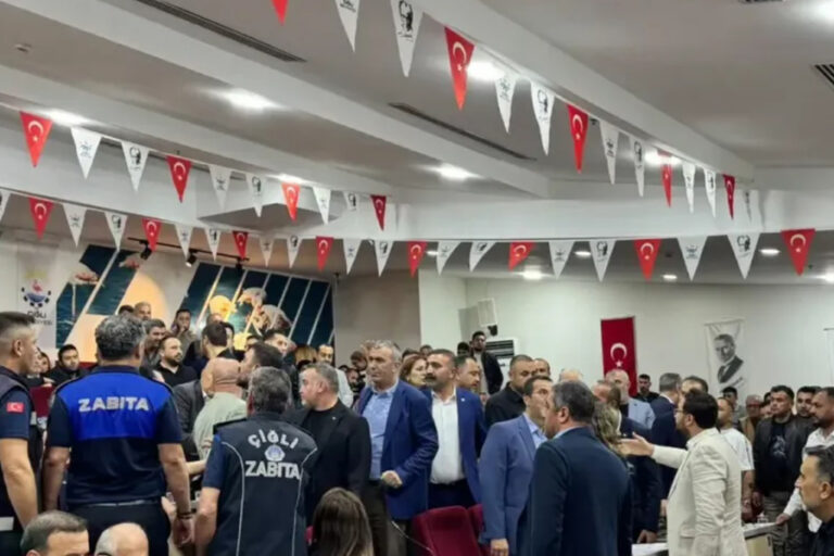 CHP’den AKP’ye geçen Çiğli Belediye Başkanı’na su şişesi fırlatıldı